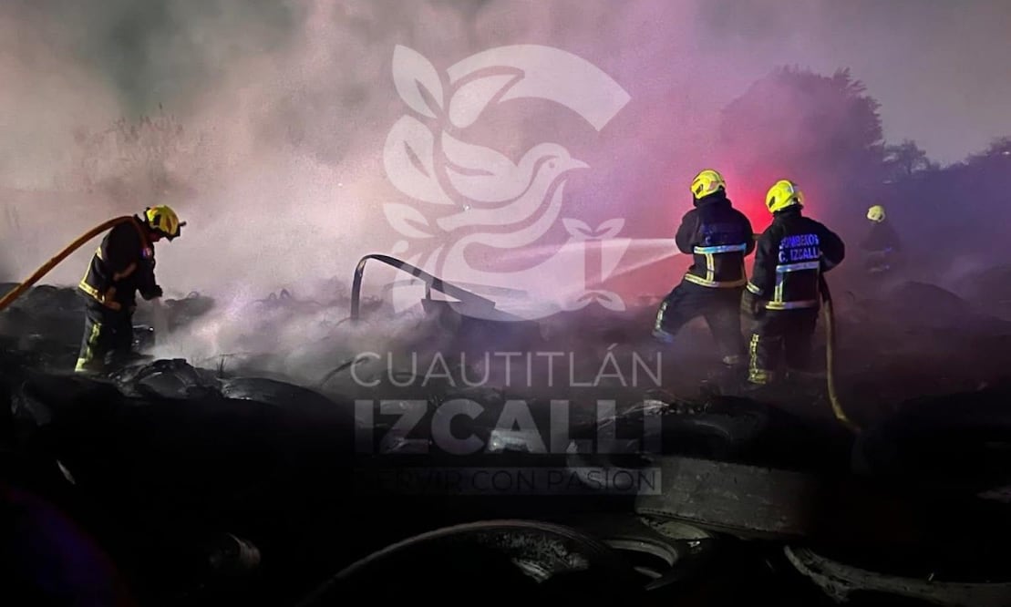 Cuerpo de bomberos controlan incendio en un predio donde se almacenaban llantas. Foto: Cortesía.