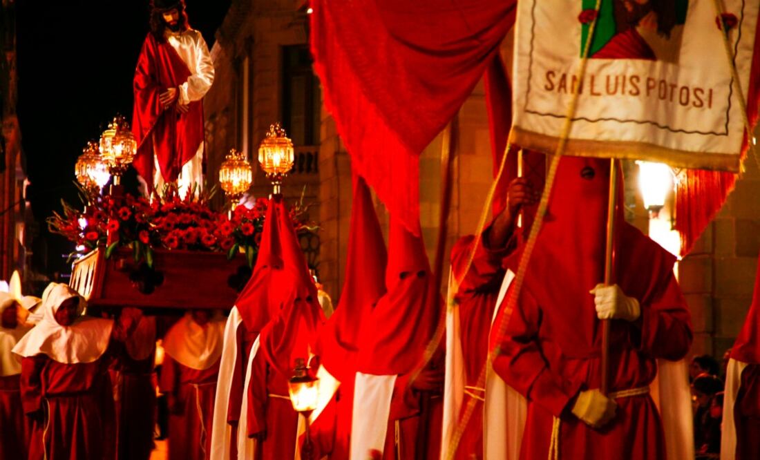 La Procesión del Silencio se desarrolla de noche y representa todas las estaciones del Via Crucis, en ella participan 2 mil personas. (Foto: Cortesía Sectur San Luis Porosí)