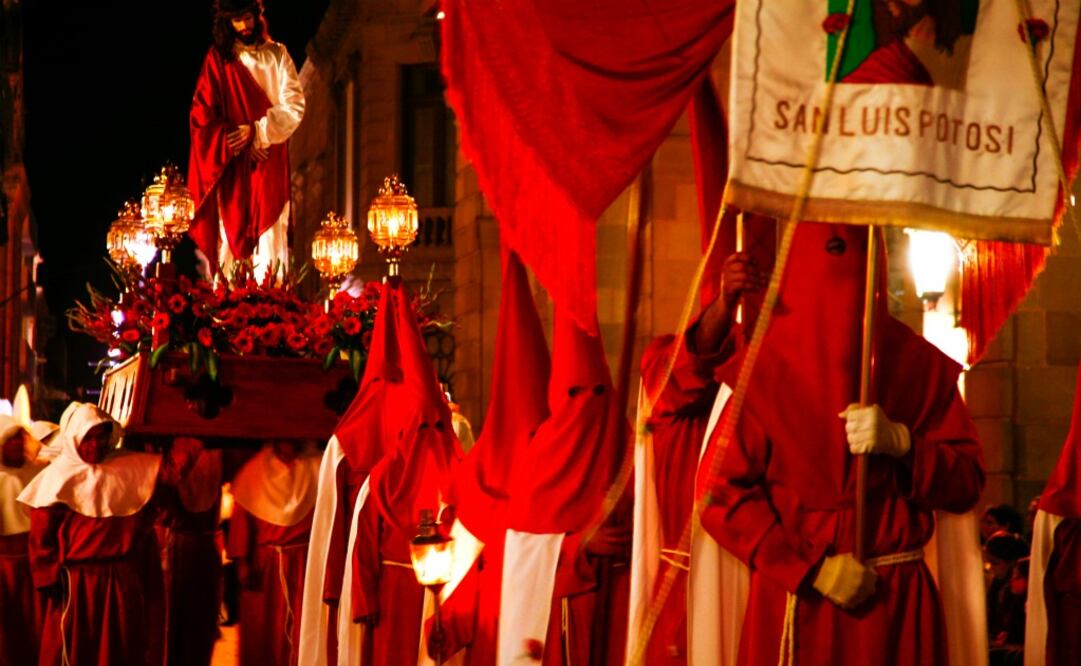 La Procesión del Silencio se desarrolla de noche y representa todas las estaciones del Via Crucis, en ella participan 2 mil personas. (Foto: Cortesía Sectur San Luis Porosí)