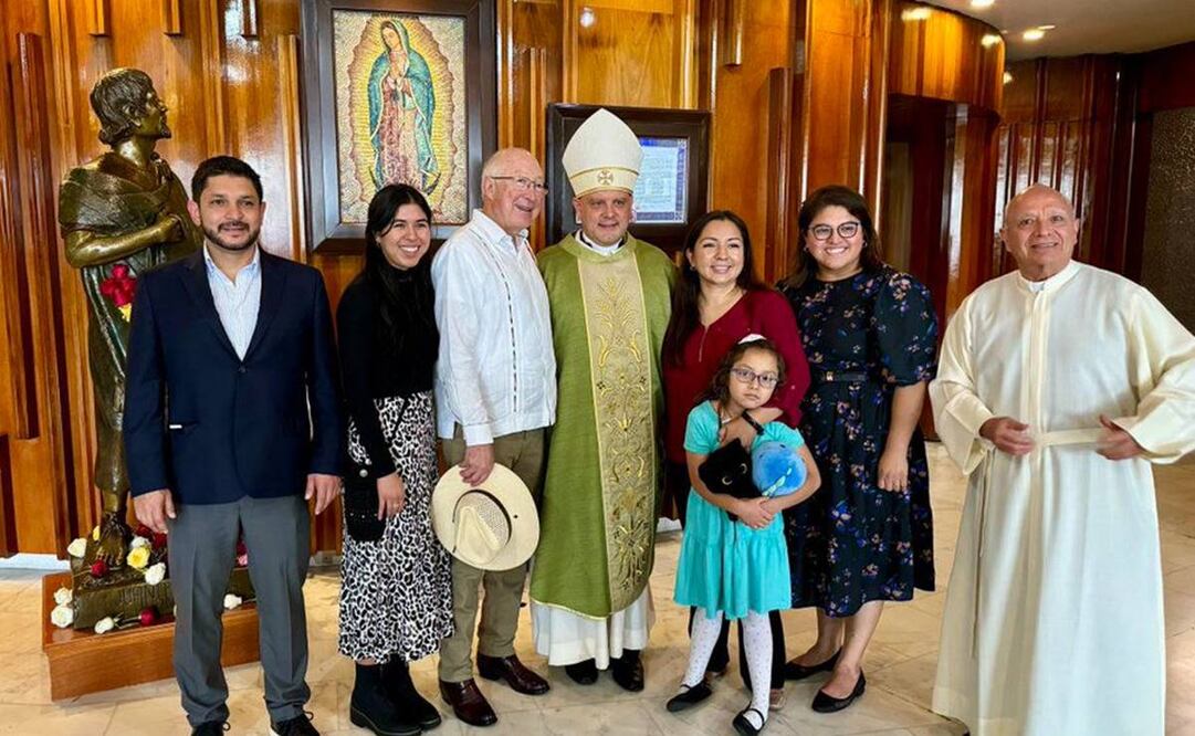 Ken Salazar asiste a la basílica de Guadalupe. Foto: @USAmbMex