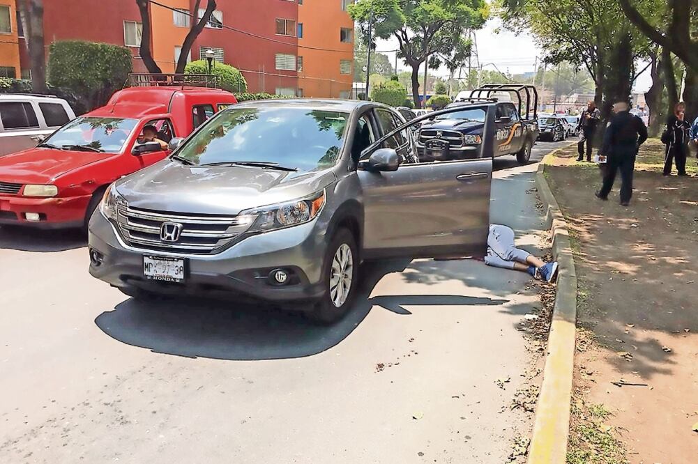 Riña. Dos hombres descendieron de sus vehículos para discutir y uno disparó al otro en 10 ocasiones. Foto: ARMANDO MARTÍNEZ. EL UNIVERSAL