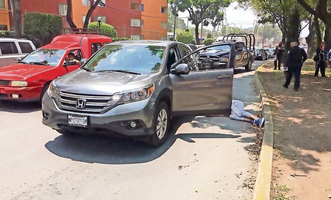 Riña. Dos hombres descendieron de sus vehículos para discutir y uno disparó al otro en 10 ocasiones. Foto: ARMANDO MARTÍNEZ. EL UNIVERSAL
