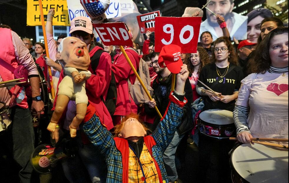 Cientos de personas se concentran en Tel Aviv, Israel, el 25 de enero de 2025, en protesta para que se saque de Gaza a todos los rehenes. EFE