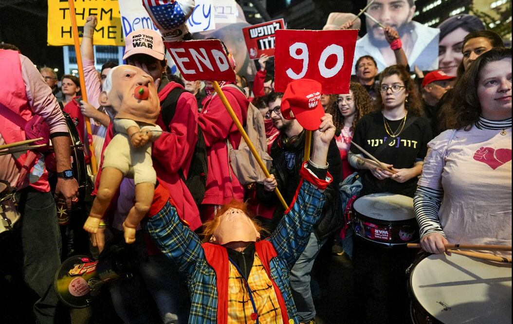 Cientos de personas se concentran en Tel Aviv, Israel, el 25 de enero de 2025, en protesta para que se saque de Gaza a todos los rehenes. EFE