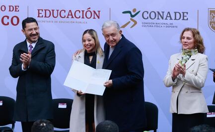 AMLO entrega 230 millones 320 mil pesos a atletas que compitieron en los Juegos Panamericanos
