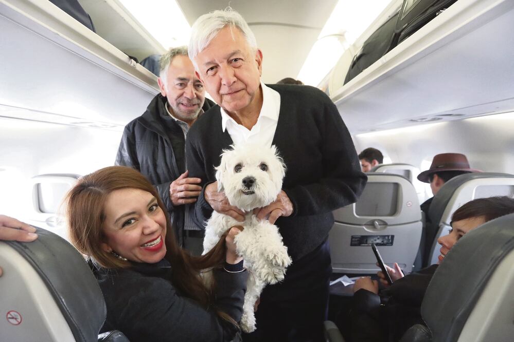 El presidente mexicano Andrés Manuel López Obrador, al abordar ayer un vuelo comercial en Ciudad Juárez, con rumbo a la Ciudad de México. ARIEL OJEDA. EL UNIVERSAL