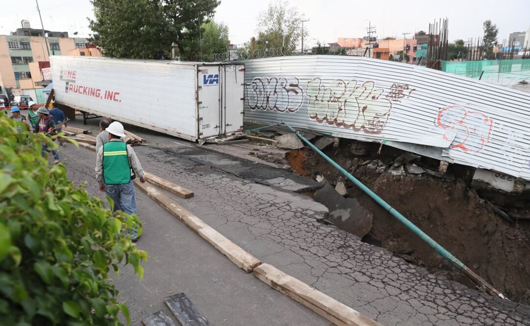El agujero se formó sobre el arroyo vehicular, un tráiler cayó y trajo como consecuencia el cierre vial en esas avenidas. Foto: El Gráfico