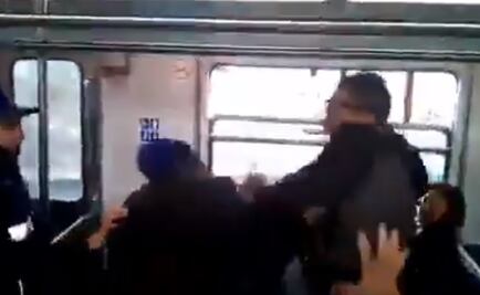 Captan a presuntos vagoneros golpeando a policías en el Metro