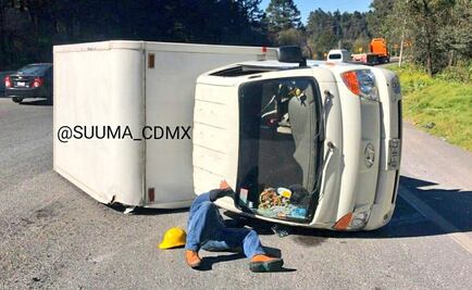 Camioneta vuelca en la carretera México-Toluca