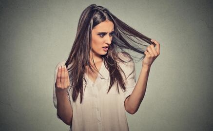 Operan a mujer adicta a quitar y comerse su cabello