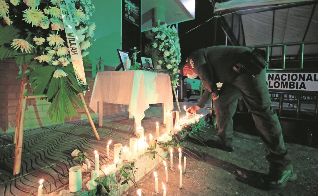 Policías rindieron ayer homenaje a sus compañeros caídos en Cúcuta. Foto: Mario Caicedo. EFE