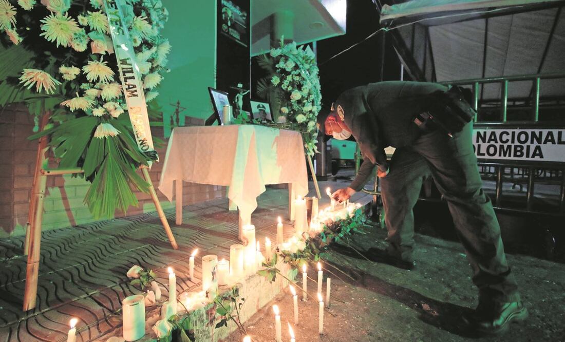 Policías rindieron ayer homenaje a sus compañeros caídos en Cúcuta. Foto: Mario Caicedo. EFE