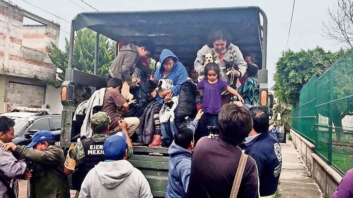 En los trabajos de atención de la contingencia participaron personal de Protección Civil en coordinación con la Policía Municipal y Policía Estatal (Poes), así como el Ejército y Bomberos Voluntarios de San Juan del Río. (FOTOS: OBTURE PRESS)