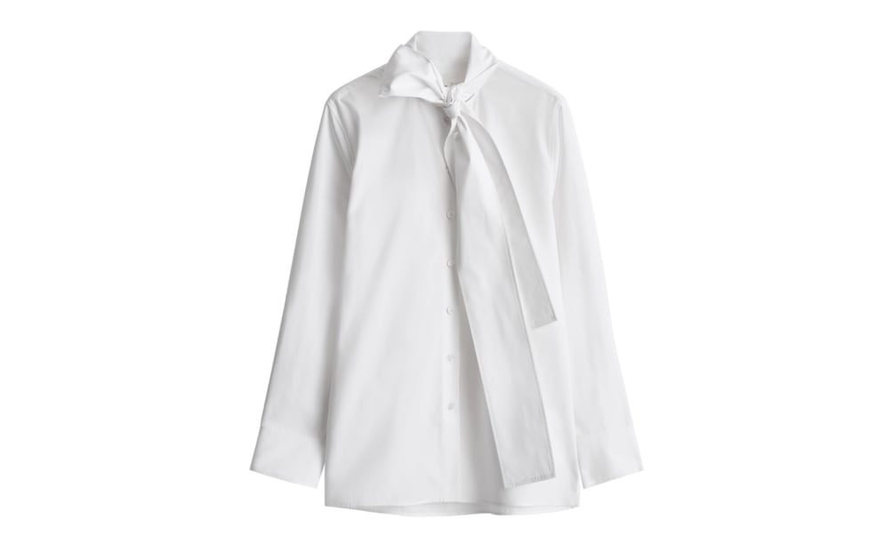 La clásica camisa blanca reinventada. Foto: Cortesía COS