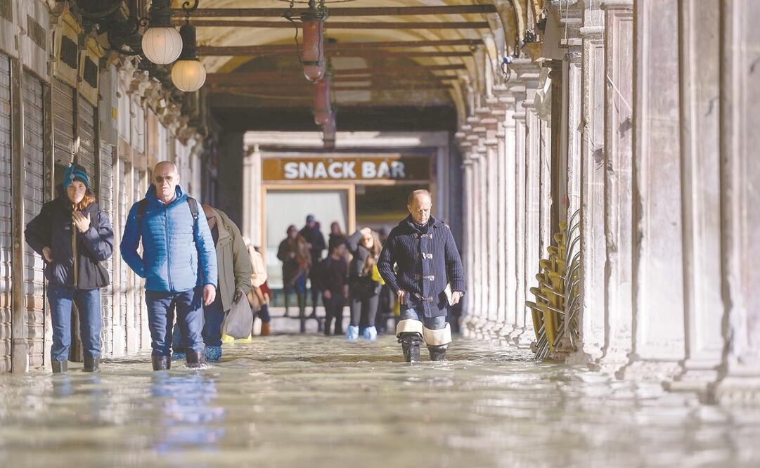 Personas caminan por la Plaza de San Marcos, en Venecia. Foto: FILIPPO MONTEFORTE. AFP