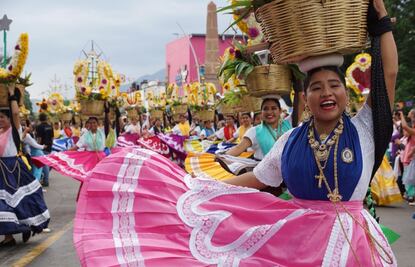 Delegaciones de la Guelaguetza desbordan de color calles de Oaxaca