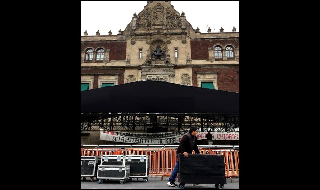 Esta mañana se comenzó a instalar el templete que se utilizará en la celebración del quinto aniversario de la victoria electoral del presidente Andrés Manuel López Obrador. Foto: Alberto Morales