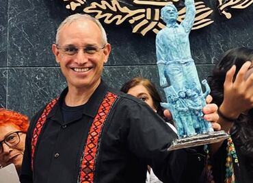 Hugo López-Gatell recibe premio Carlos Montemayor; reconocen su compromiso por un cambio social