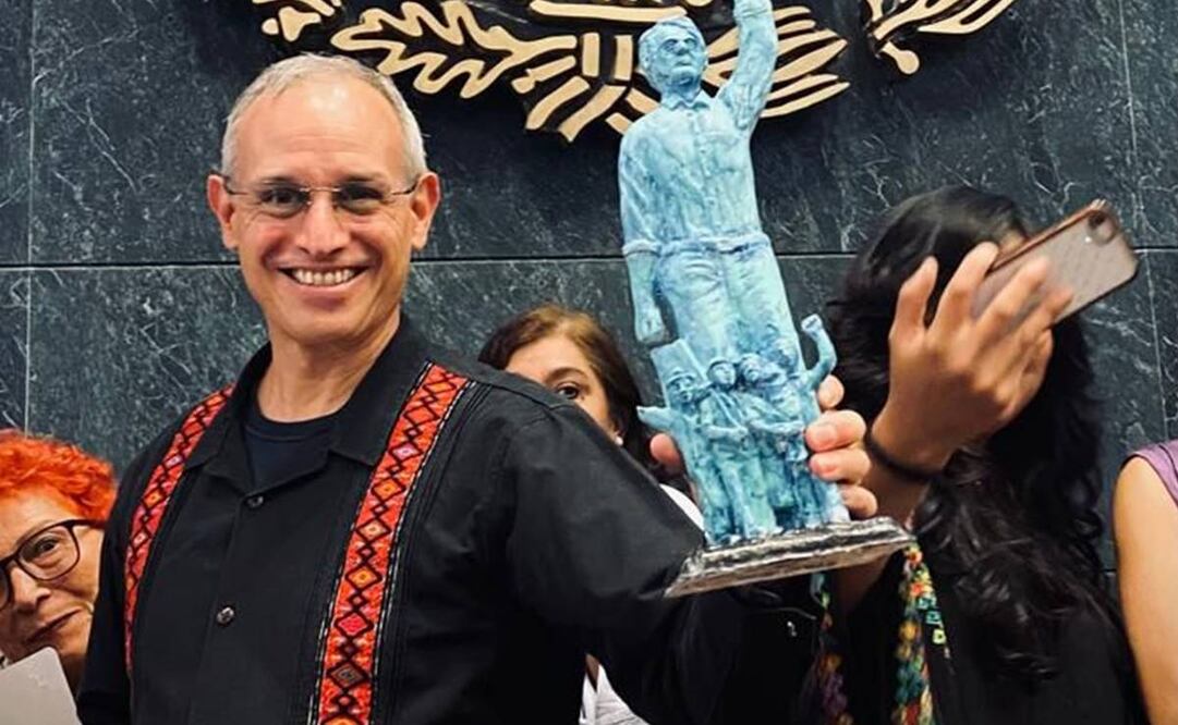 Hugo López-Gatell recibe premio Carlos Montemayor. Foto: Twitter @HLGatell