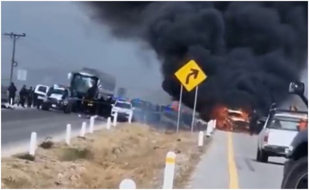 incendio de un vehículo presuntamente por impactos de bala en la Carretera Federal México 15 (7/01/2025). Foto: Captura de video