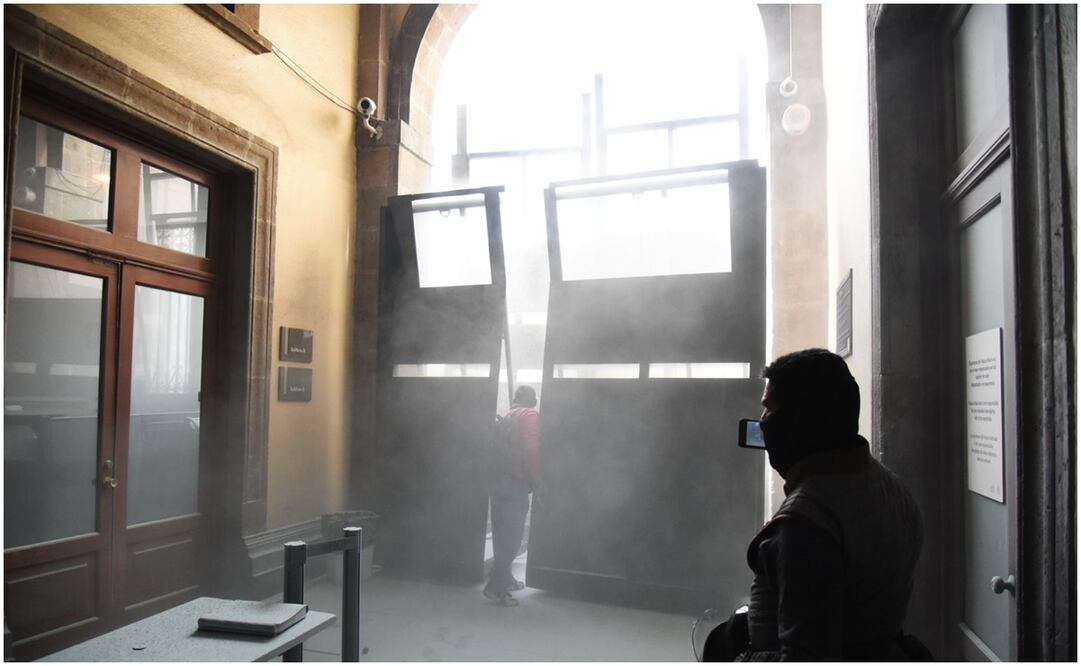 Estudiantes dan portazo en Palacio Nacional. Foto: Salvador Cisneros/ EL UNIVERSAL
