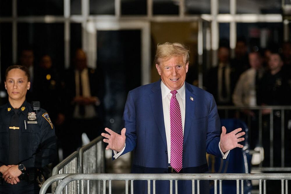 El expresidente estadounidense Donald Trump habla con la prensa antes de ingresar a la sala del tribunal en su juicio por supuestamente encubrir pagos de dinero en secreto relacionados con relaciones extramatrimoniales, en el Tribunal Penal de Manhattan en la ciudad de Nueva York. Foto: AFP
