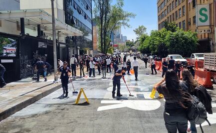 Captan a trabajadores del Senado borrando fichas de búsqueda pegadas por madres buscadoras; activistas acusan trato "cruel"