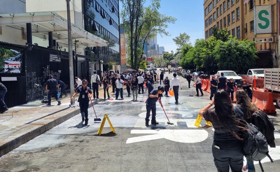 Senado borra fichas de búsqueda pegadas en protesta por madres buscadoras. Foto: Cortesía de Gerardo Farell