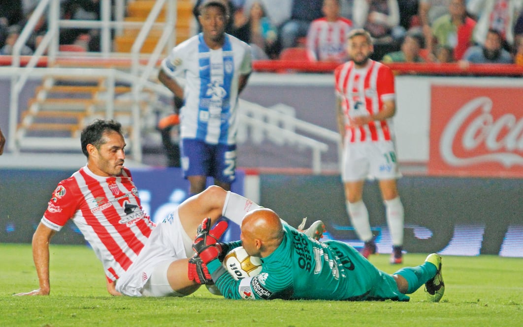 Óscar “Conejo” Pérez tuvo un gran descuido que provocó el primer gol necaxista. (FOTO: IMAGO7)