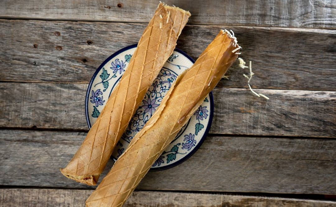 La marquesita es un postre tradicional de Yucatán, preparado con queso bola envuelto en una crepa crujiente. Foto: iStock