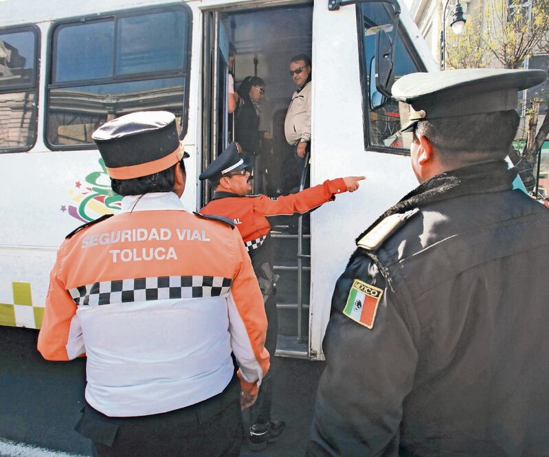 Policías vestidos de civiles ayudarán a controlar el robo a pasajeros, consideran autoridades. Foto: ARCHIVO EL UNIVERSAL