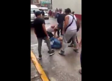 Pasajeros bajan a golpes a asaltante de combi en Nicolás Romero, Edomex