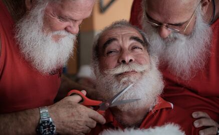Los Papa Noel de Rio reponen fuerzas y se cortan la barba