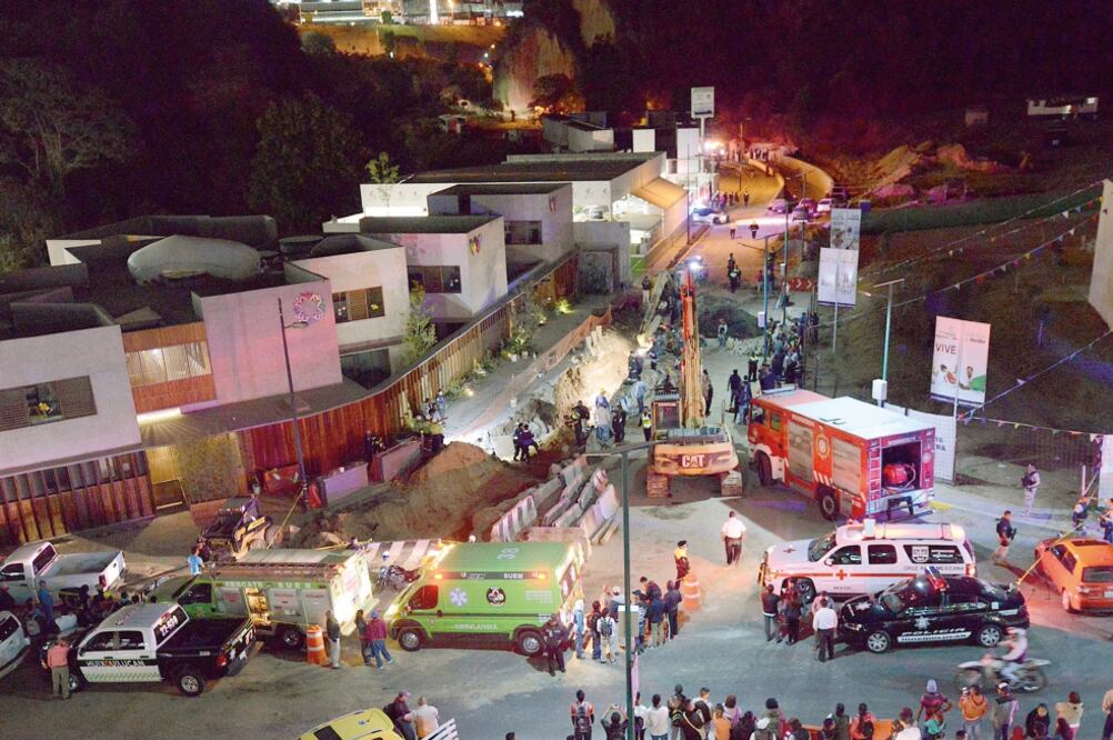 El Viaducto Interlomas es una obra licitada en 2012 por el SCT para unir Bosque Real con Interlomas con túneles de hasta 7 kilómetros. Desde el inicio de la construcción, vecinos rechazaron los trabajos por temor a derrumbes (GUILLERMO PEREA.EL UNIVERSAL)