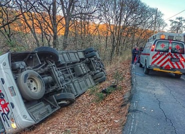 Vuelca autobús de pasajeros en carretera Villa del Carbón–Tlalnepantla; hay 18 lesionados