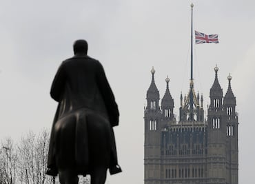 Parlamento británico guarda un minuto de silencio por víctimas en ataque