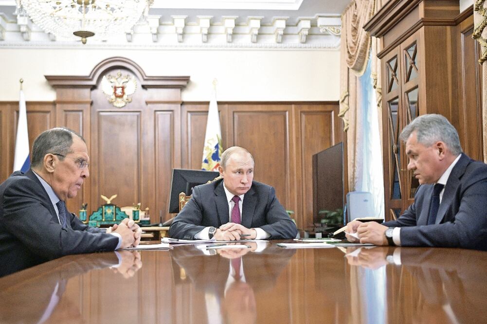 Vladimir Putin, presidente ruso (centro); el ministro de Exteriores, Sérguei Lavrov, (izquierda), y el titular de Defensa, Sérguei Shoigu (derecha), ayer en Moscú. (ALEXEI NIKOLSKY. REUTERS)