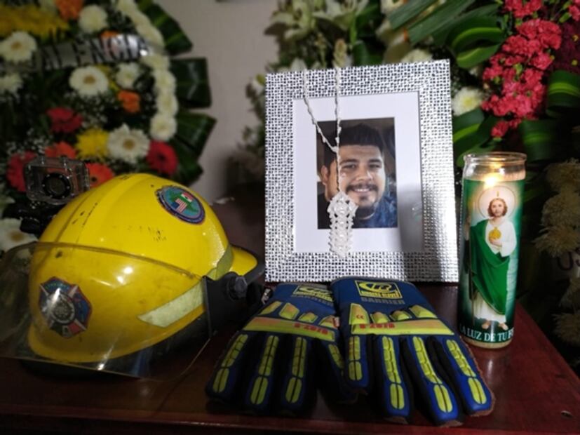 Dan último adiós a bombero electrocutado mientras sofocaba incendio en Tabasco