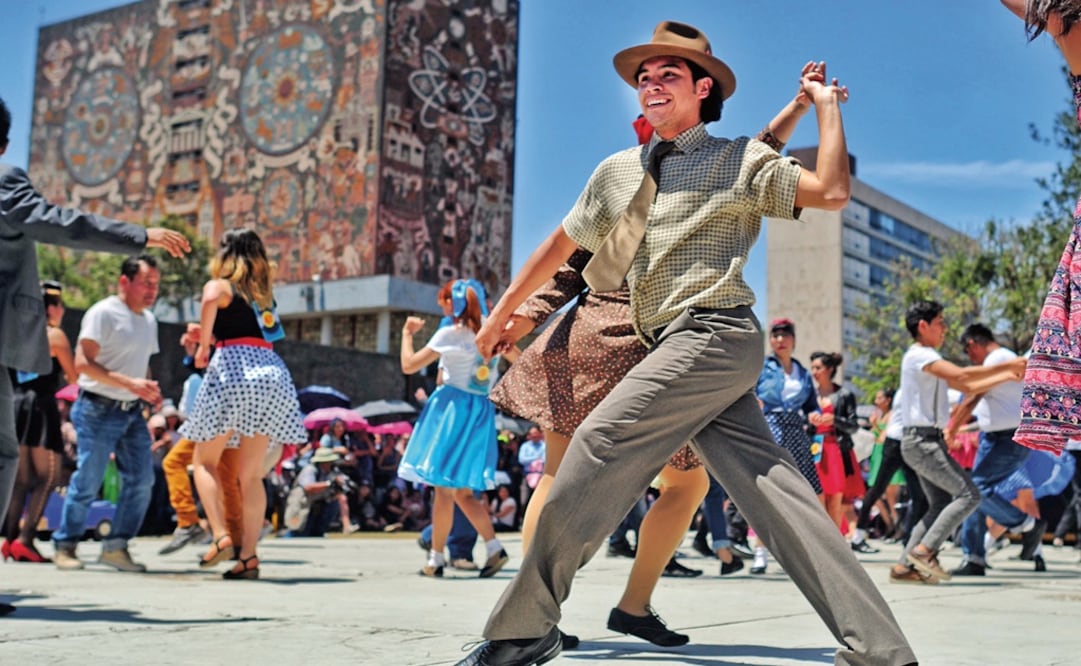 Students participating in a dance contest at UNAM's esplanade in 2017 - Photo: Diego Simón Sánchez/EL UNIVERSAL