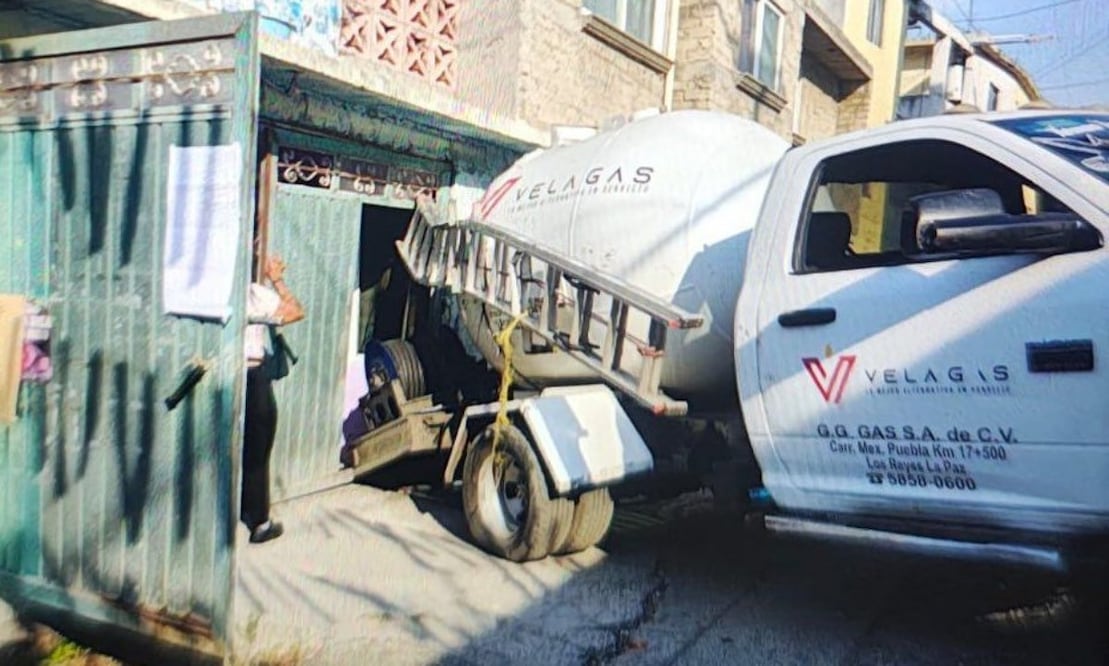 Pipa de gas choca contra una vivienda en Iztapalapa. Foto: Especial