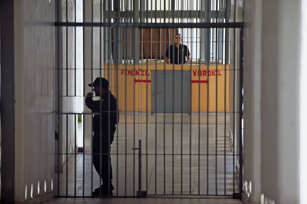 Luego del abatimiento de El Mencho, el CJNG demostró su control en centros penitenciarios de Jalisco, al liberar a 23 reos en Puerto Vallarta. Foto: Alán Ortega/CUARTOSCURO