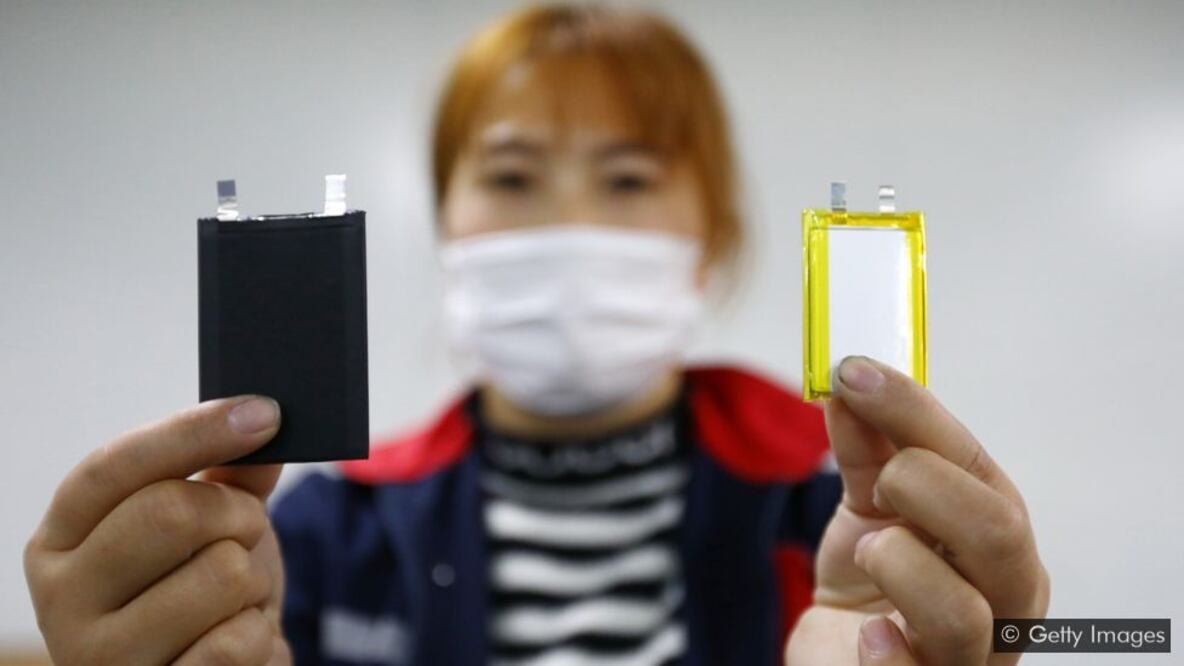 Las baterías de iones de litio se utilizan para alimentar dispositivos electrónicos y almacenar energía generada a partir de energía eólica y solar, entre sus muchos otros usos. Foto: Getty Images vía BBC