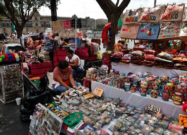 FOTOS: Vendedores ambulantes invaden el Zócalo de la CDMX, sobre todo fines de semana