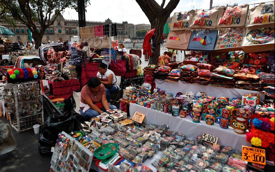 Ambulantes que ofrecen diversos artículos para turistas se mantienen instalados en distintos puntos de las inmediaciones de la plancha del Zócalo, sobre todo los fines de semana, el martes 23 de septiembre de 2025. Foto: Diego Simón Sánchez/EL UNIVERSAL