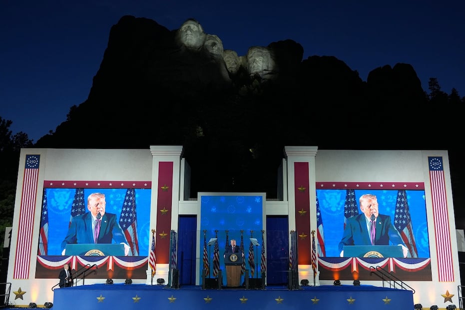 El presidente Donald Trump habla en el Monumento Nacional Monte Rushmore, el viernes 3 de julio de 2026, cerca de Keystone, Dakota del Sur. Foto: AP