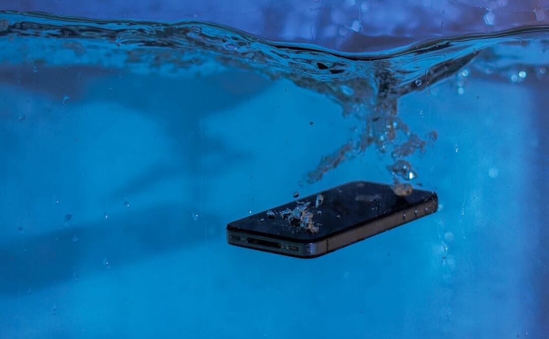 Los celulares contra el agua poseen certificaciones y una amplia garantía. Foto: Pexels