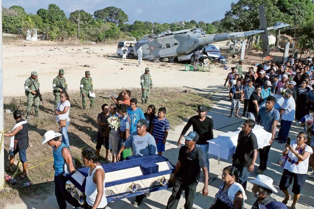 Entre las víctimas fatales se cuenta a un bebé de cuatro meses, dos niñas de aproximadamente nueve años, cinco mujeres y a cuatro hombres adultos. Foto: MARIO VÁZQUEZ. AFP