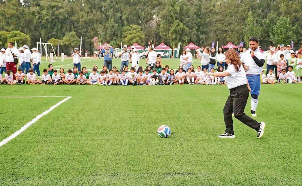 Más lugares para el deporte
El Gobierno de la Ciudad de México planea diversas acciones para mejorar la infraestructura deportiva, entre ellas, construir y rehabilitar 500 canchas de futbol (300 gobierno central y 200 las alcaldías). Además, una clase masiva de futbol en el Zócalo capitalino. Foto: Especial