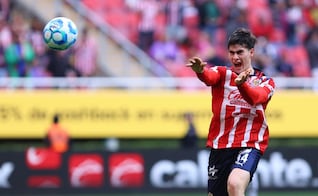 Chivas vence al Querétaro y mantiene el paso perfecto; La Hormiga anotó de nuevo