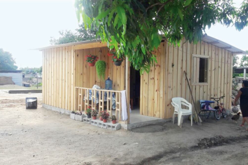 Lorena es la única persona que ha obtenido una vivienda de madera, construida no por el gobierno, sino por personas que se apiadaron de ella, dice . (ÓSCAR GUTIÉRREZ. EL UNIVERSAL)